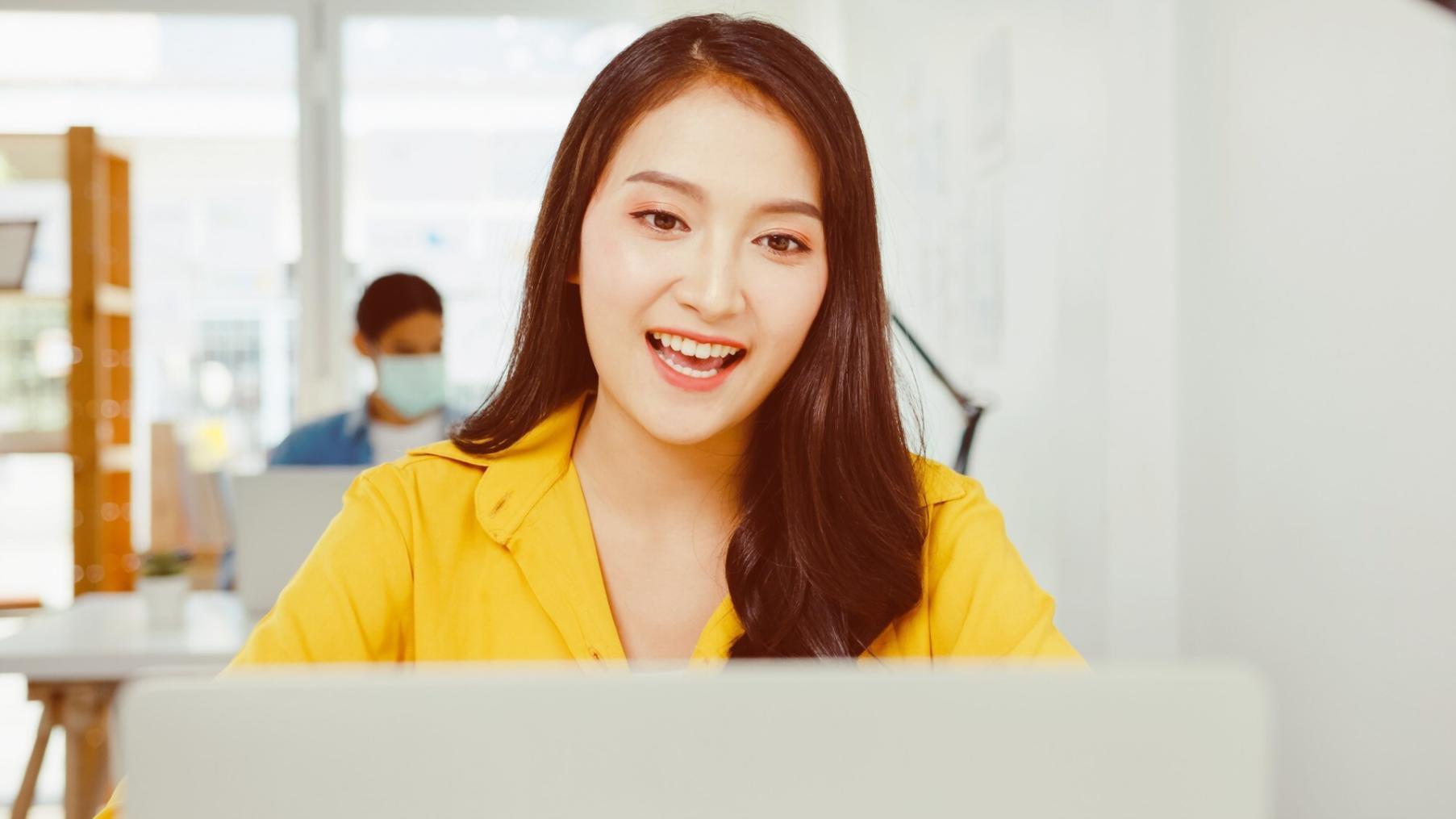 Person arbeitet flexibel an verschiedenen Geräten